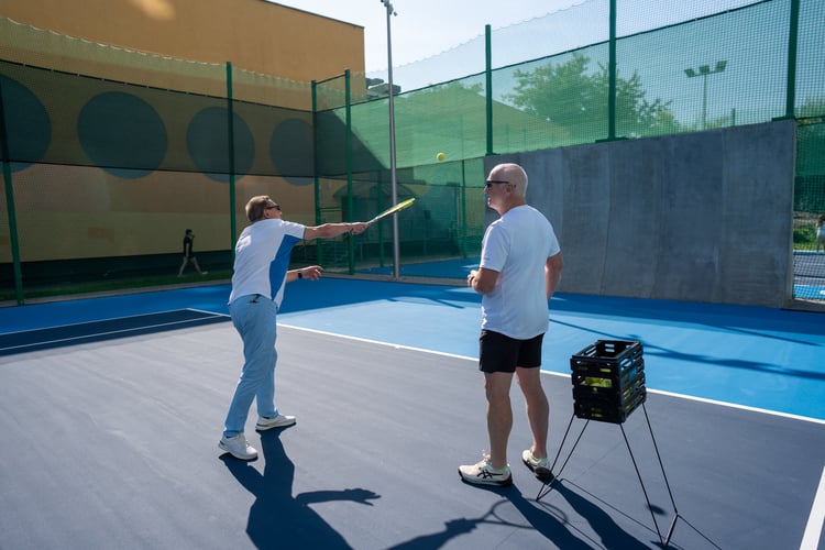 Piknik sportowy przy ulicy Trwałej z okazji udostępnia mieszkańcom nowych kort&oacute;w tenisowych