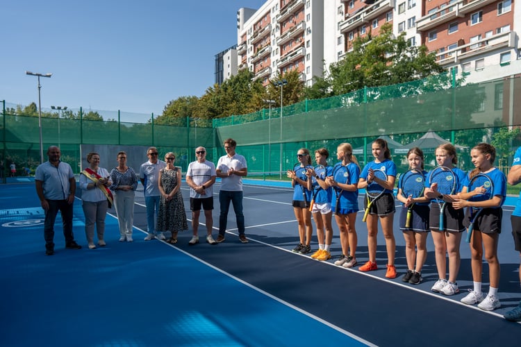 Piknik sportowy przy ulicy Trwałej z okazji udostępnia mieszkańcom nowych kort&oacute;w tenisowych