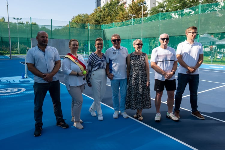 Piknik sportowy przy ulicy Trwałej z okazji udostępnia mieszkańcom nowych kort&oacute;w tenisowych