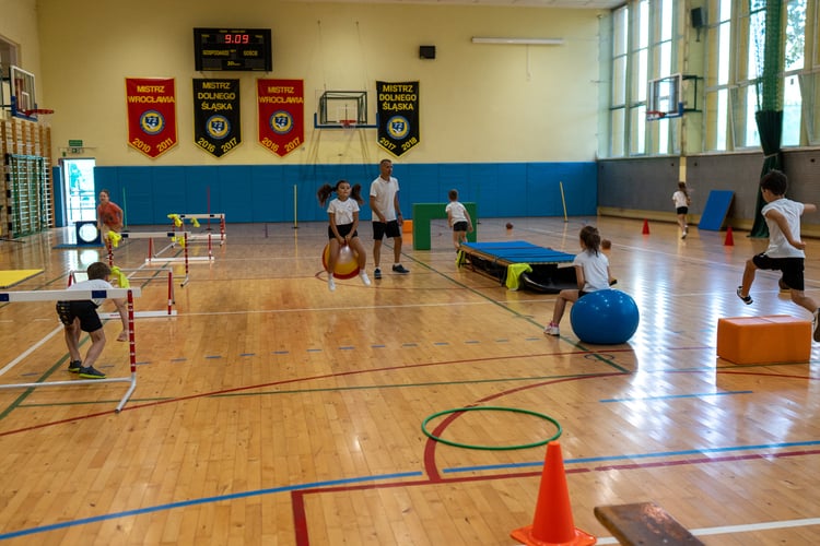 Piknik sportowy przy ulicy Trwałej z okazji udostępnia mieszkańcom nowych kort&oacute;w tenisowych