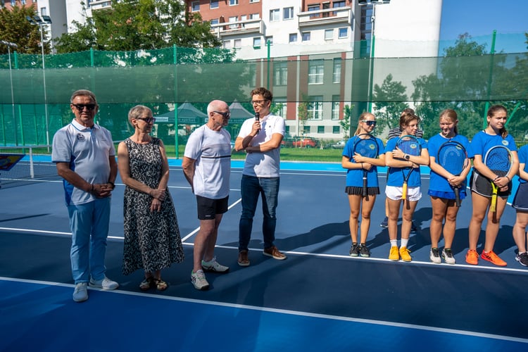 Piknik sportowy przy ulicy Trwałej z okazji udostępnia mieszkańcom nowych kort&oacute;w tenisowych