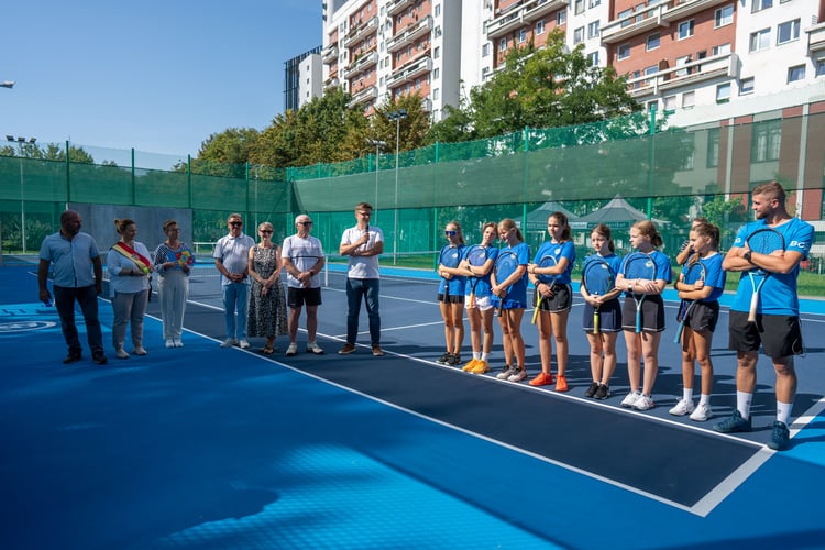 Piknik sportowy przy ulicy Trwałej z okazji udostępnia mieszkańcom nowych kort&oacute;w tenisowych