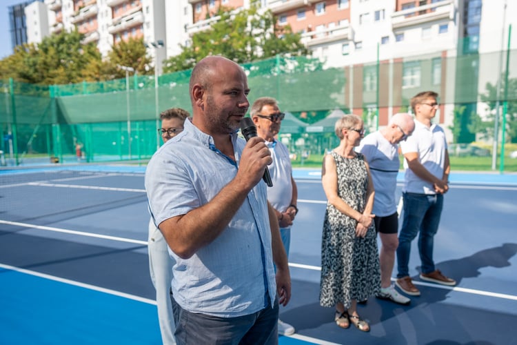 Piknik sportowy przy ulicy Trwałej z okazji udostępnia mieszkańcom nowych kort&oacute;w tenisowych