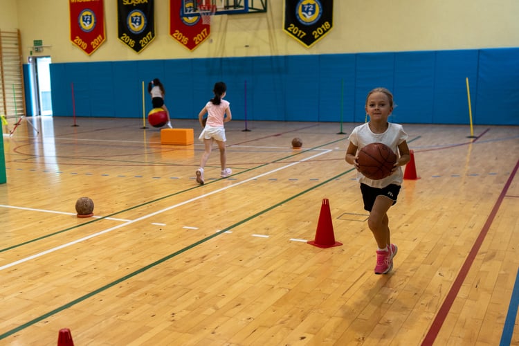 Piknik sportowy przy ulicy Trwałej z okazji udostępnia mieszkańcom nowych kort&oacute;w tenisowych