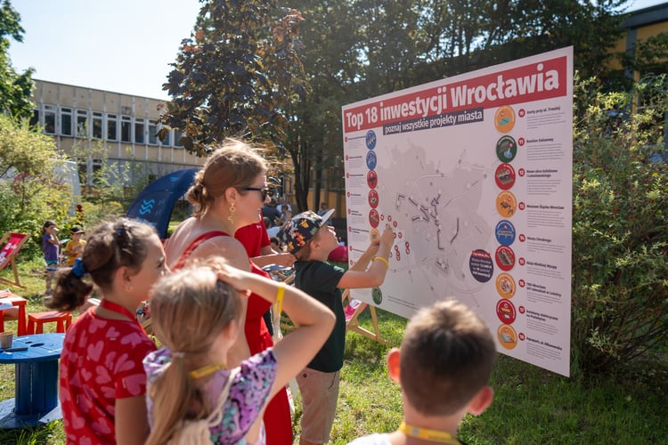 Piknik sportowy przy ulicy Trwałej z okazji udostępnia mieszkańcom nowych kort&oacute;w tenisowych