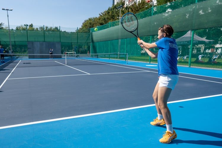 Piknik sportowy przy ulicy Trwałej z okazji udostępnia mieszkańcom nowych kort&oacute;w tenisowych