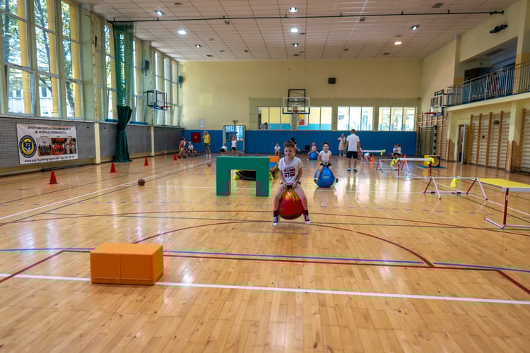 Piknik sportowy przy ulicy Trwałej z okazji udostępnia mieszkańcom nowych kort&oacute;w tenisowych