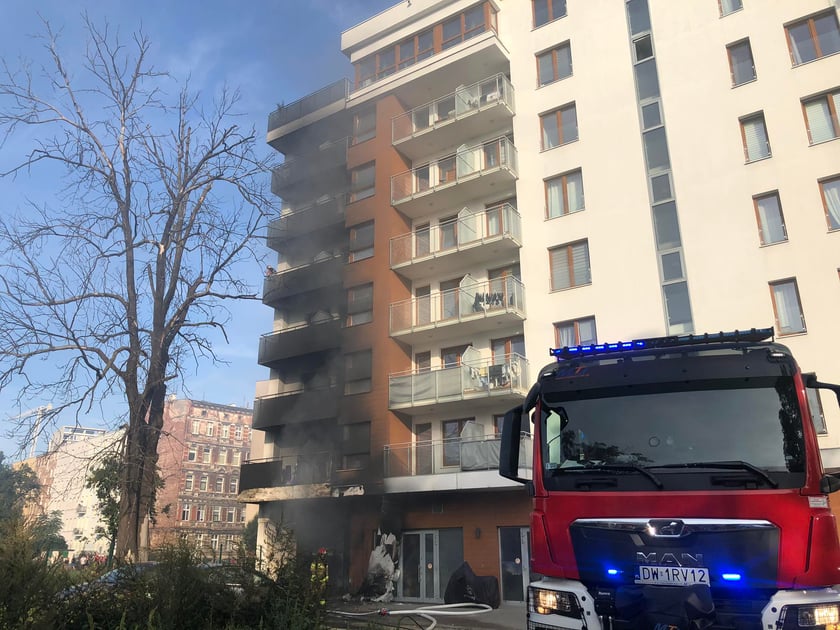 Pożar elewacji kamienicy na rogu ulic Pułaskiego i Komuny Paryskiej