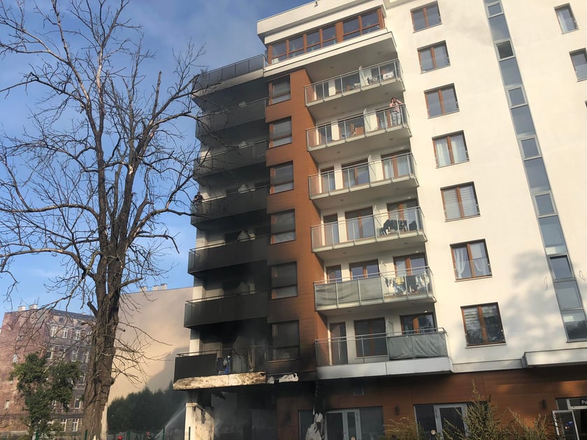 Pożar elewacji kamienicy na rogu ulic Pułaskiego i Komuny Paryskiej