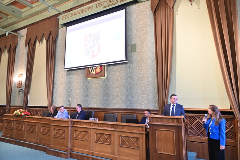 Kobiety i mężczyźni na sesji Rady Miejskiej Wrocławia, 14 lipca