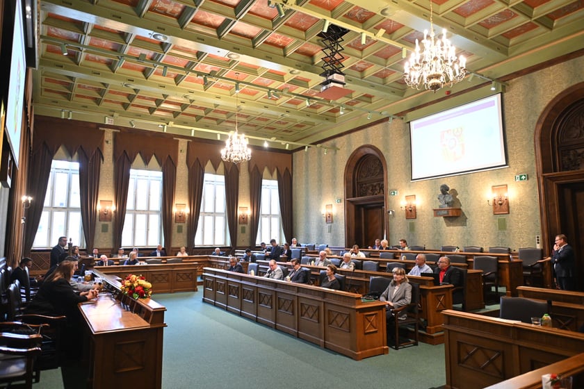Kobiety i mężczyźni na sesji Rady Miejskiej Wrocławia, 14 lipca