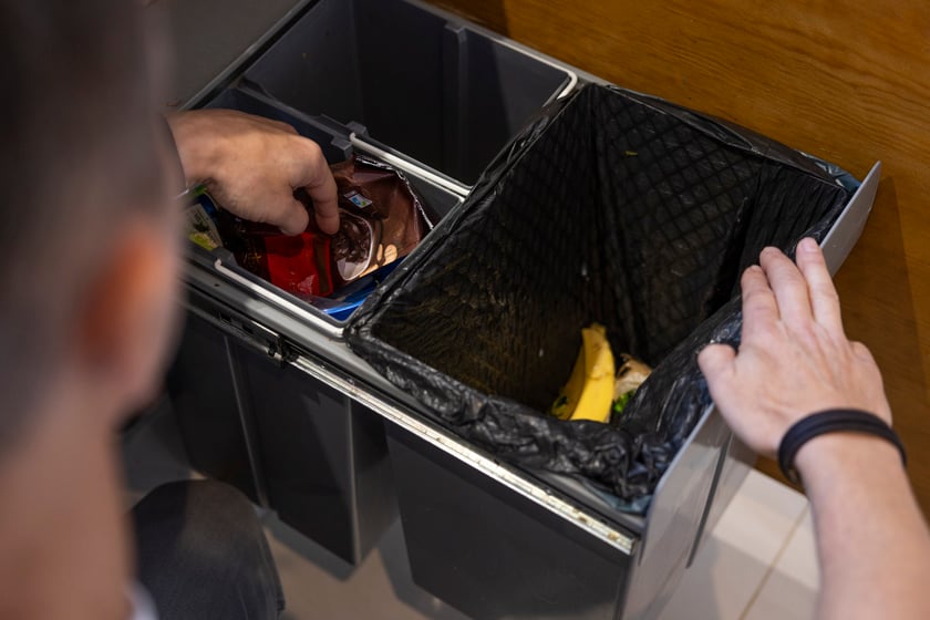 Krystian Sroka wyjaśnia, jak segreguje odpady w domu