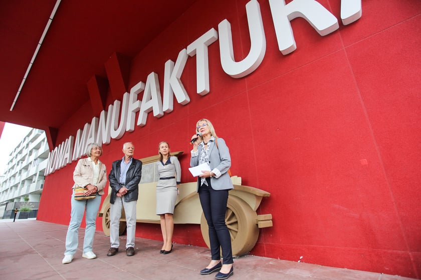 Uroczyste odsłonięcie tablicy pamiątkowej na wyremontowanym budynku należącym kiedyś do fabryki Otto Beckmann