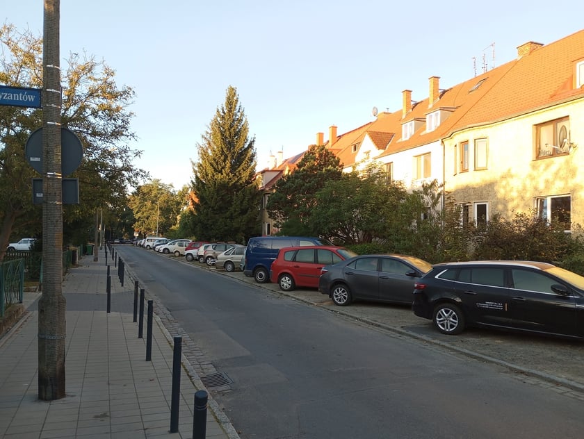 parkowanie na ulicy Narcyzy Żmichowskiej na Sępolnie