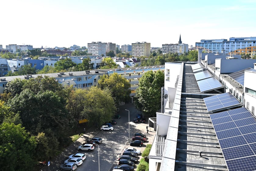 Panele fotowoltaiczne na dachu budynku przy ul. Stysia.