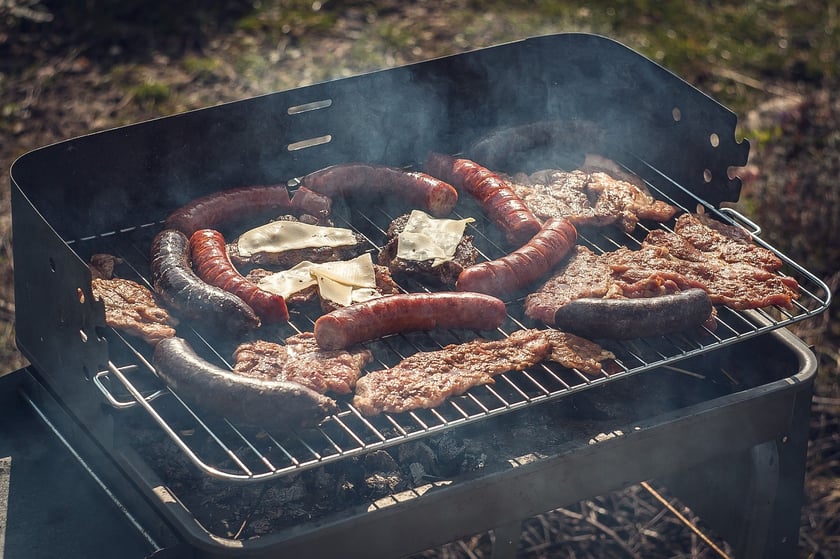 Powiększ obraz: Dzień Kaszanki. Na zdjęciu grillowana kaszanka i kiełbasa.