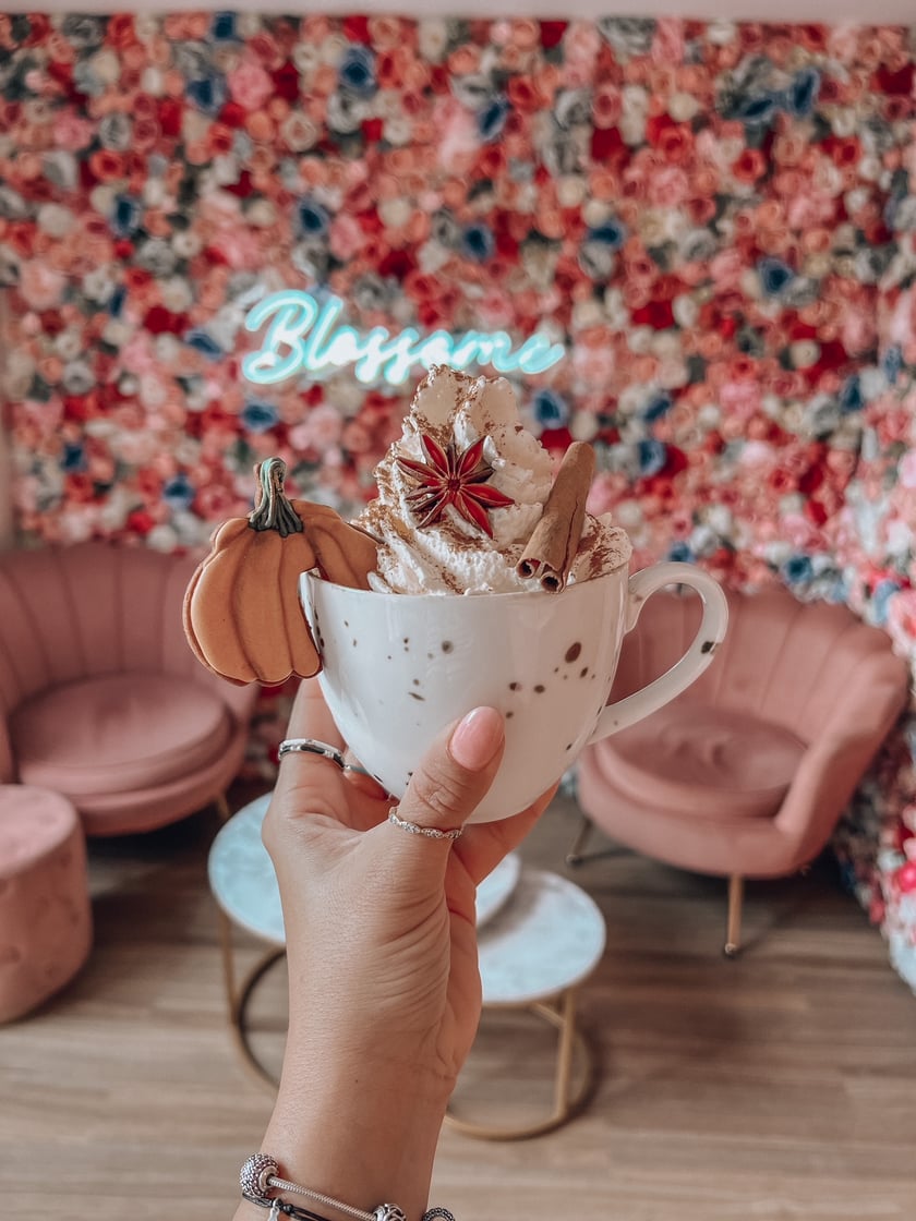 Blossome Cafe
Dyniową latte wypijecie w r&oacute;żowej kawiarni pełnej kwiat&oacute;w i uroczych dodatk&oacute;w &ndash; Blossome Cafe.&nbsp;To prawdziwa instafriendly miejsc&oacute;wka, kt&oacute;ra znajduje się w samym centrum miasta!
Piernik w kształcie dyni na kubek, kt&oacute;ry widać na zdjęciu zakupuje się osobno.&nbsp;Dyniowe latte to cena 20 zł, a piernik dynia to 15 zł.&nbsp;

Adres: Rynek 2/1a 9-21 oraz Rychtalska 11/LU 6
Godziny otwarcia: od poniedziałku do piątku w godz. 9:00-21:00 (Rynek) i 9:00-20:00 (Rychtalska); w weekendy 9:30-20:00
