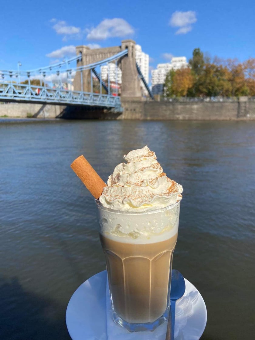 Odra Cafe
Dyniową latte z pięknym widokiem na rzekę wypijecie w klimatycznej kawiarence w Odra Centrum, tuż przy Moście Grunwaldzkim. Jej cena wynosi 21 zł.
Nowością w menu jest r&oacute;wnież affogato, czyli kawa z lodami oraz imbirowy shot na odporność &ndash; idealny na jesienny sezon!

Adres:&nbsp;Wybrzeże Słowackiego 5B
Godzina: od poniedziałku do czwartku w godz. 10:00-21:00; piątek i sobota w godz. 10:00-22:00; niedziela 10:00-21:00
