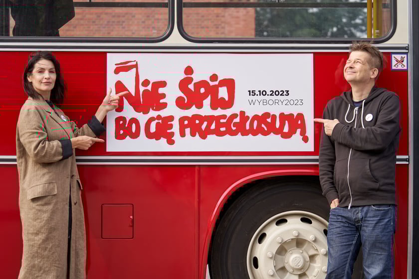 Na zdjęciu inaguracja mobilnego punktu rejestracji wyborców w Ikarusie, Centrum Historii Zajezdnia we Wrocławiu