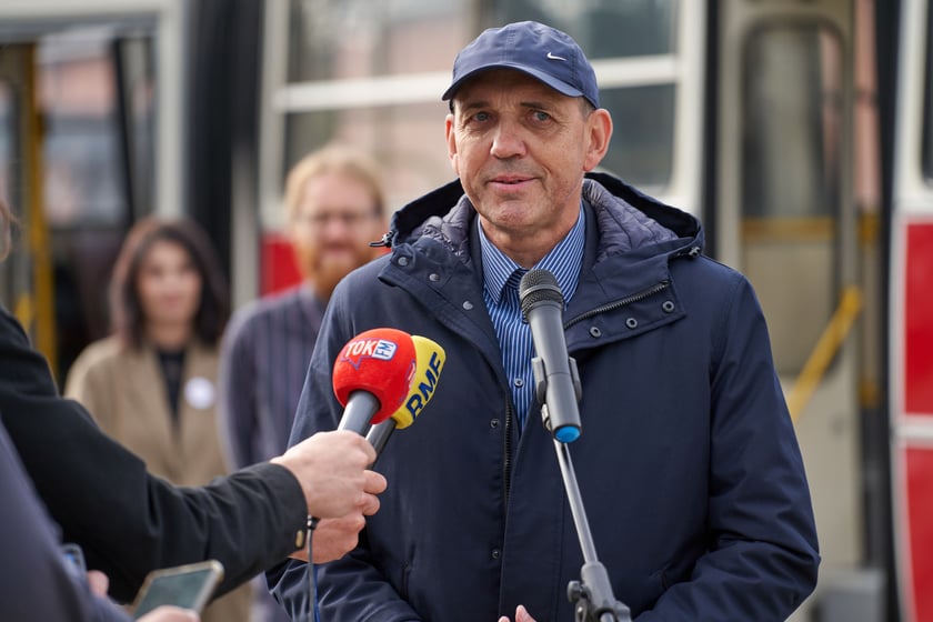 Na zdjęciu inaguracja mobilnego punktu rejestracji wyborców w Ikarusie, Centrum Historii Zajezdnia we Wrocławiu. Piłkarz Waldemar Prusik