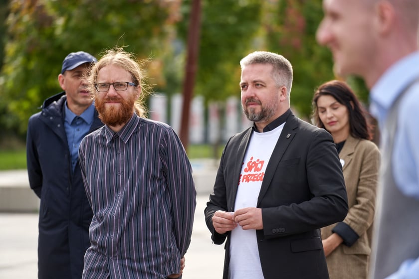 Na zdjęciu inaguracja mobilnego punktu rejestracji wyborców w Ikarusie, Centrum Historii Zajezdnia we Wrocławiu