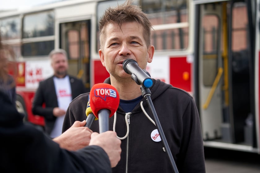 Na zdjęciu inaguracja mobilnego punktu rejestracji wyborców w Ikarusie, Centrum Historii Zajezdnia we Wrocławiu. Maciek Kurowicki, lider zespołu Hurt