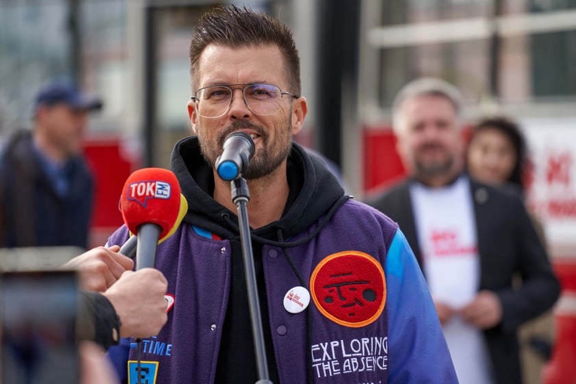 Na zdjęciu inaguracja mobilnego punktu rejestracji wyborców w Ikarusie, Centrum Historii Zajezdnia we Wrocławiu. Michał Bober, wokalista