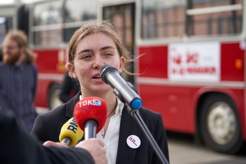 Na zdjęciu inaguracja mobilnego punktu rejestracji wyborców w Ikarusie, Centrum Historii Zajezdnia we Wrocławiu. Sofija Głuch, maturzystka IX LO we Wrocławiu