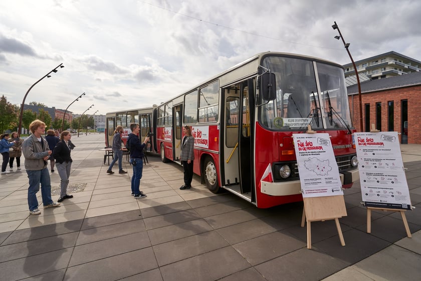 Na zdjęciu inaguracja mobilnego punktu rejestracji wyborców w Ikarusie, Centrum Historii Zajezdnia we Wrocławiu