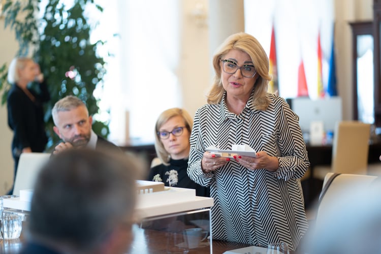 Spotkanie w gabinecie prezydenta Wrocławia Jacka Sutryka z osobami zaangażowanymi w budowę Interwencyjnego Ośrodka Preadopcyjnego na Stabłowicach -&nbsp;Agnieszka Aleksandrowicz-Zdral, prezeska Fundacji Zobacz Mnie