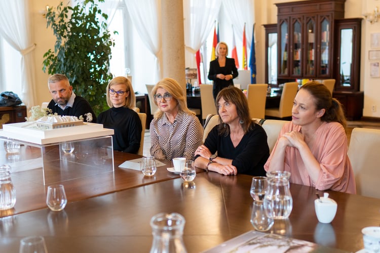 Spotkanie w gabinecie prezydenta Wrocławia Jacka Sutryka z osobami zaangażowanymi w budowę Interwencyjnego Ośrodka Preadopcyjnego na Stabłowicach