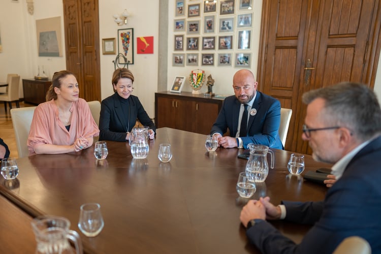 Spotkanie w gabinecie prezydenta Wrocławia Jacka Sutryka z osobami zaangażowanymi w budowę Interwencyjnego Ośrodka Preadopcyjnego na Stabłowicach