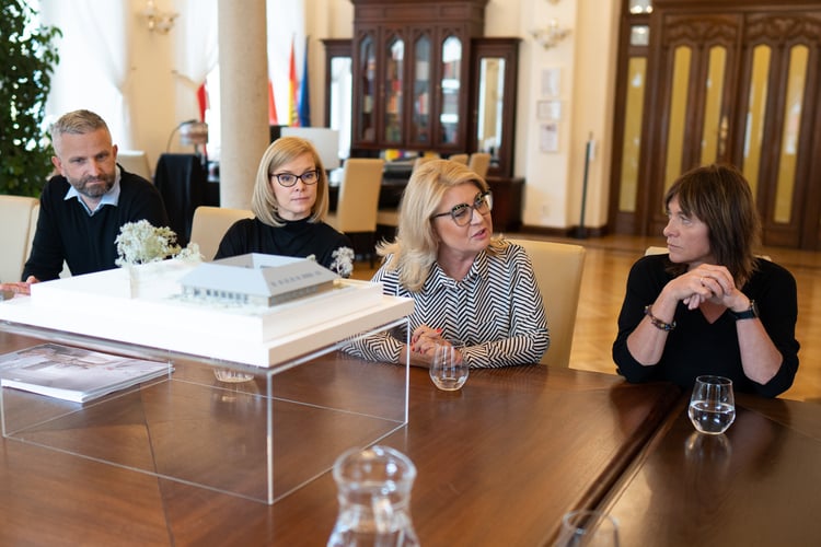 Spotkanie w gabinecie prezydenta Wrocławia Jacka Sutryka z osobami zaangażowanymi w budowę Interwencyjnego Ośrodka Preadopcyjnego na Stabłowicach