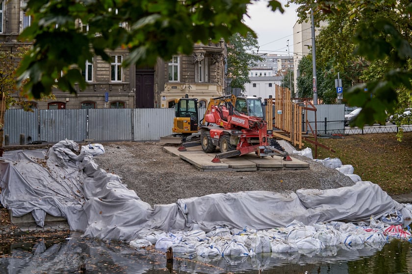 Fosa miejska i okolice, miejsce po Kładce św. Antoniego, październik 2023