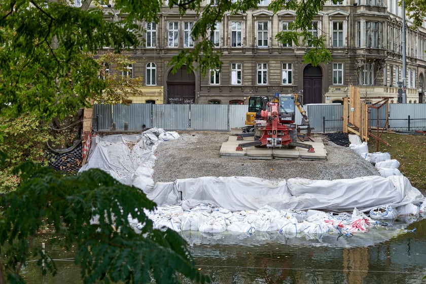 Fosa miejska i okolice, miejsce po Kładce św. Antoniego, październik 2023