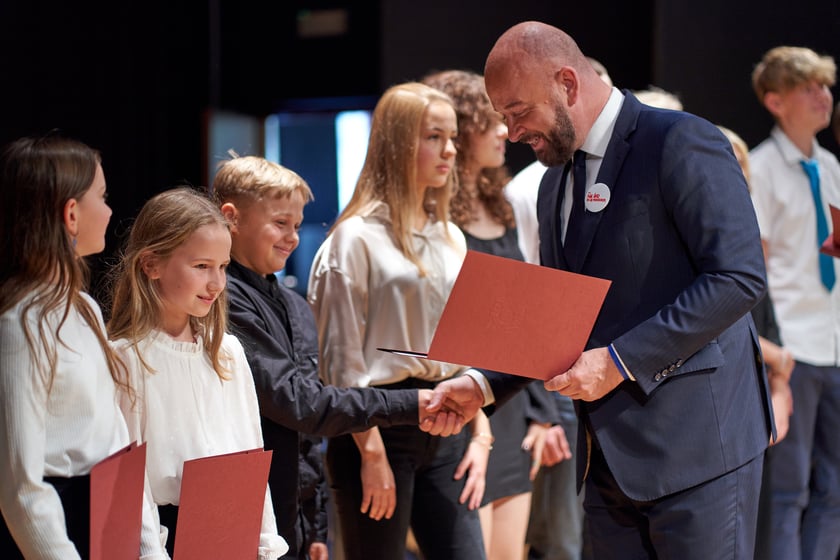 Nadanie przez prezydenta Wrocławia Jacka Sutryka stypendi&oacute;w samorządu Wrocławia przyznawanego w ramach &bdquo;Wrocławskiego programu wspierania uzdolnionych &ndash; PROMOVERE TALENTA&rdquo;