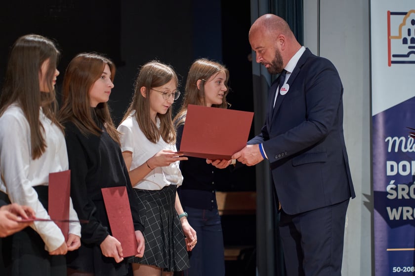 Nadanie przez prezydenta Wrocławia Jacka Sutryka stypendi&oacute;w samorządu Wrocławia przyznawanego w ramach &bdquo;Wrocławskiego programu wspierania uzdolnionych &ndash; PROMOVERE TALENTA&rdquo;