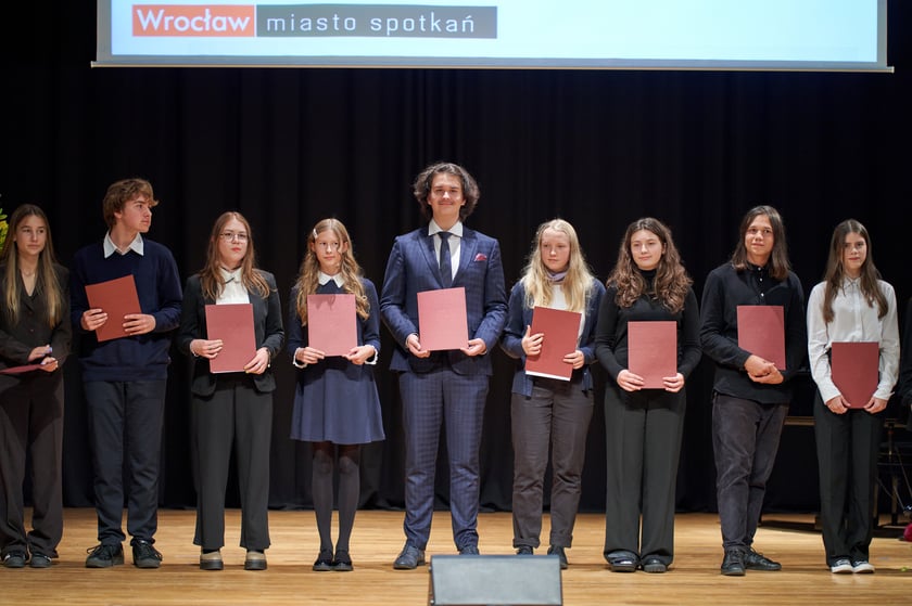 Nadanie przez prezydenta Wrocławia Jacka Sutryka stypendi&oacute;w samorządu Wrocławia przyznawanego w ramach &bdquo;Wrocławskiego programu wspierania uzdolnionych &ndash; PROMOVERE TALENTA&rdquo;
