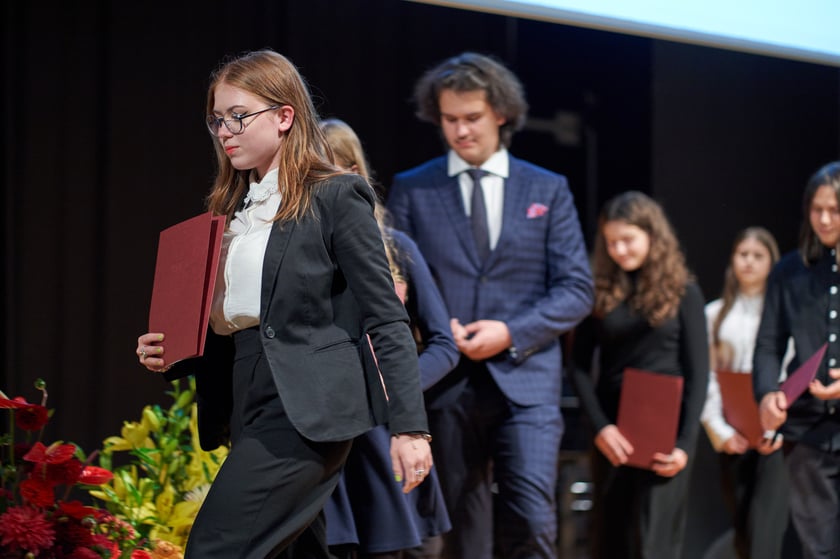 Nadanie przez prezydenta Wrocławia Jacka Sutryka stypendi&oacute;w samorządu Wrocławia przyznawanego w ramach &bdquo;Wrocławskiego programu wspierania uzdolnionych &ndash; PROMOVERE TALENTA&rdquo;
