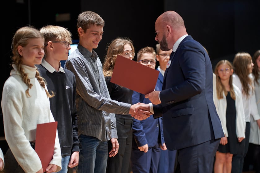 Nadanie przez prezydenta Wrocławia Jacka Sutryka stypendi&oacute;w samorządu Wrocławia przyznawanego w ramach &bdquo;Wrocławskiego programu wspierania uzdolnionych &ndash; PROMOVERE TALENTA&rdquo;