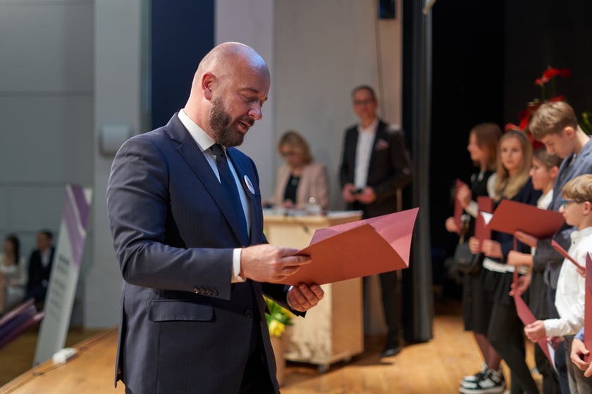 Nadanie przez prezydenta Wrocławia Jacka Sutryka stypendi&oacute;w samorządu Wrocławia przyznawanego w ramach &bdquo;Wrocławskiego programu wspierania uzdolnionych &ndash; PROMOVERE TALENTA&rdquo;