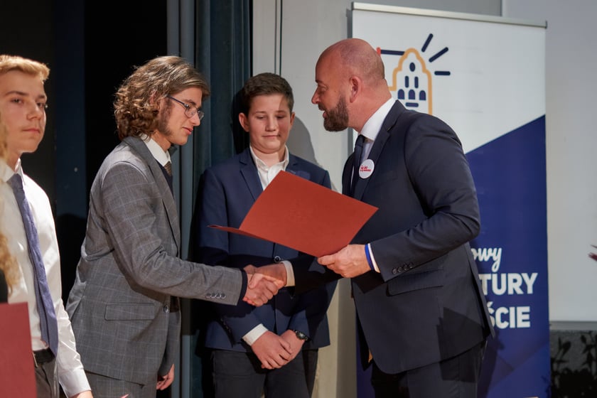 Nadanie przez prezydenta Wrocławia Jacka Sutryka stypendi&oacute;w samorządu Wrocławia przyznawanego w ramach &bdquo;Wrocławskiego programu wspierania uzdolnionych &ndash; PROMOVERE TALENTA&rdquo;