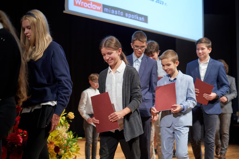 Nadanie przez prezydenta Wrocławia Jacka Sutryka stypendi&oacute;w samorządu Wrocławia przyznawanego w ramach &bdquo;Wrocławskiego programu wspierania uzdolnionych &ndash; PROMOVERE TALENTA&rdquo;