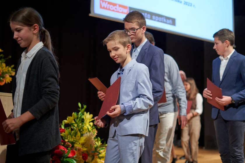 Nadanie przez prezydenta Wrocławia Jacka Sutryka stypendi&oacute;w samorządu Wrocławia przyznawanego w ramach &bdquo;Wrocławskiego programu wspierania uzdolnionych &ndash; PROMOVERE TALENTA&rdquo;