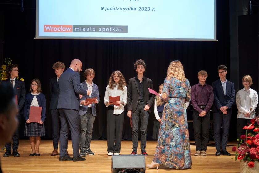 Nadanie przez prezydenta Wrocławia Jacka Sutryka stypendi&oacute;w samorządu Wrocławia przyznawanego w ramach &bdquo;Wrocławskiego programu wspierania uzdolnionych &ndash; PROMOVERE TALENTA&rdquo;