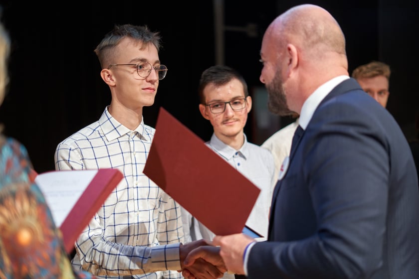 Nadanie przez prezydenta Wrocławia Jacka Sutryka stypendi&oacute;w samorządu Wrocławia przyznawanego w ramach &bdquo;Wrocławskiego programu wspierania uzdolnionych &ndash; PROMOVERE TALENTA&rdquo;