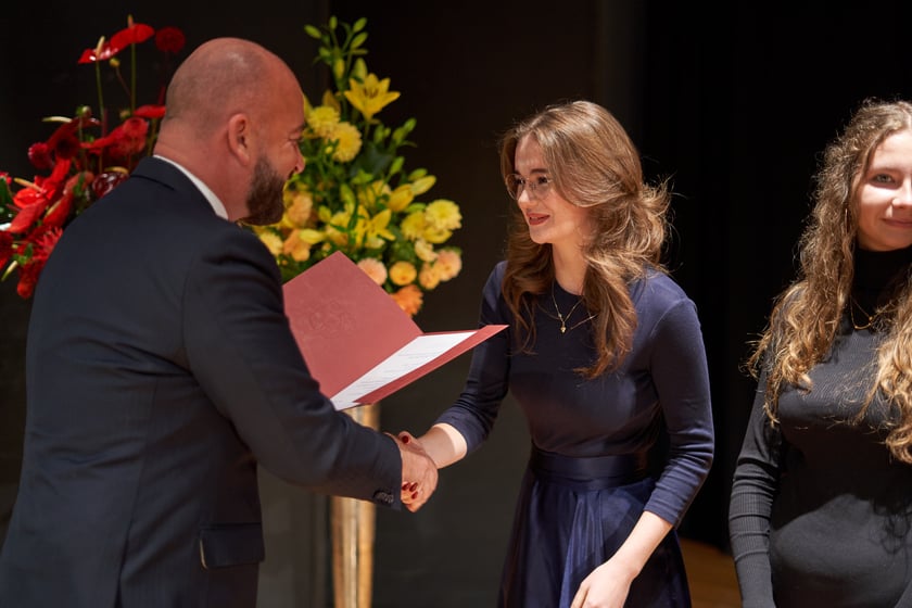 Nadanie przez prezydenta Wrocławia Jacka Sutryka stypendi&oacute;w samorządu Wrocławia przyznawanego w ramach &bdquo;Wrocławskiego programu wspierania uzdolnionych &ndash; PROMOVERE TALENTA&rdquo;