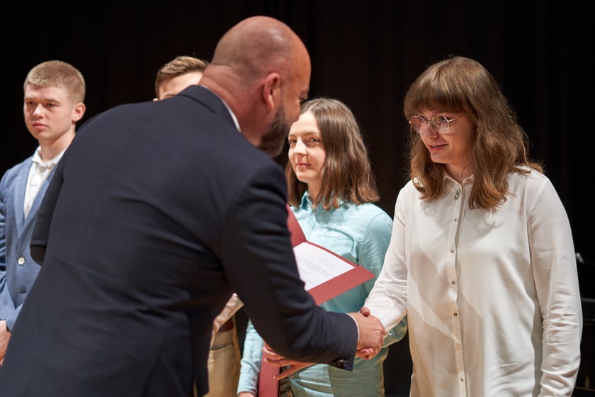 Nadanie przez prezydenta Wrocławia Jacka Sutryka stypendi&oacute;w samorządu Wrocławia przyznawanego w ramach &bdquo;Wrocławskiego programu wspierania uzdolnionych &ndash; PROMOVERE TALENTA&rdquo;