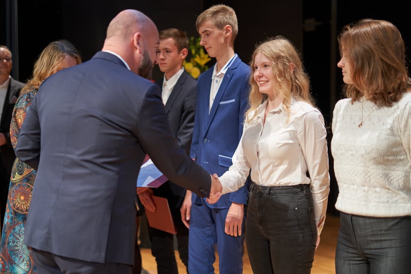 Nadanie przez prezydenta Wrocławia Jacka Sutryka stypendi&oacute;w samorządu Wrocławia przyznawanego w ramach &bdquo;Wrocławskiego programu wspierania uzdolnionych &ndash; PROMOVERE TALENTA&rdquo;