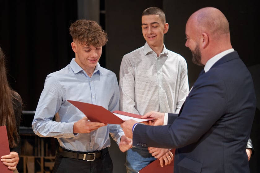 Nadanie przez prezydenta Wrocławia Jacka Sutryka stypendi&oacute;w samorządu Wrocławia przyznawanego w ramach &bdquo;Wrocławskiego programu wspierania uzdolnionych &ndash; PROMOVERE TALENTA&rdquo;